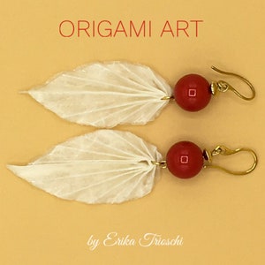 Orecchini con foglie fatte a mano con carta di riso e pallina in resina. Origami