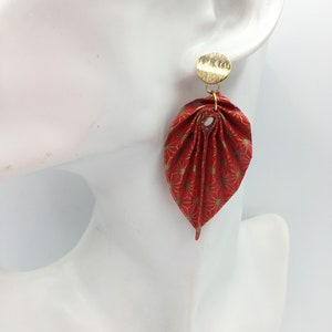 Orecchini con foglie fatte a mano con carta washi e cabochon placcato oro. Origami