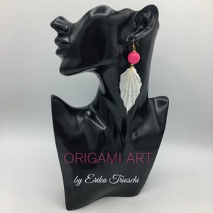 Orecchini con foglie fatte a mano con carta di riso e pallina in resina. Origami