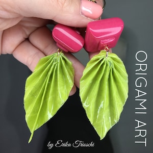 Orecchini con foglie fatte a mano con carta di riso e quadrato  in resina. Origami