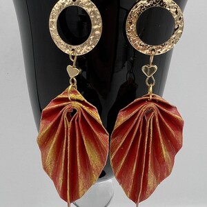 Orecchini con foglie fatte a mano con carta e cerchio vuoto oro e cuori placcati oro. Origami