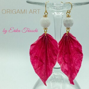 Orecchini con foglie fatte a mano con carta di riso e pallina in resina. Origami
