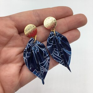 Orecchini con foglie fatte a mano con carta washi e cabochon placcato oro. Origami