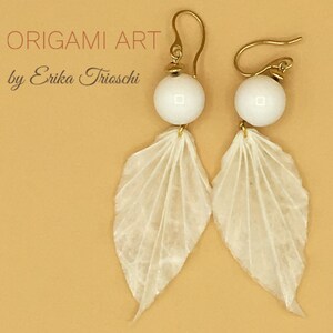 Orecchini con foglie fatte a mano con carta di riso e pallina in resina. Origami