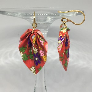 Orecchini con foglie fatte a mano con carta washi per origami.