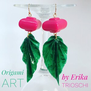 Orecchini con foglie fatte a mano con carta di riso e quadrato  in resina. Origami