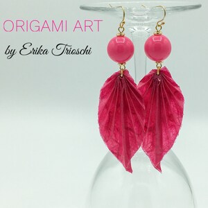 Orecchini con foglie fatte a mano con carta di riso e pallina in resina. Origami