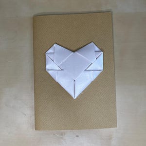 Gruß- oder Nachrichtenkarte mit Origami-Herzen