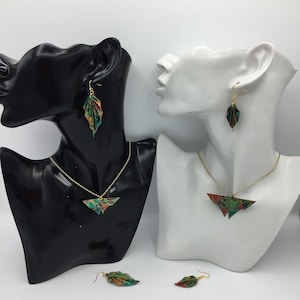 Orecchini foglie e collana farfalla fatti a mano con carta origami e monachella oro.