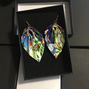 Orecchini con foglie fatte a mano con carta washi per origami.