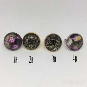 Anello con cabochon in vetro con base sotto carta origami
