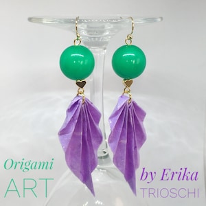 Orecchini con foglie fatte a mano con carta di riso e pallina in resina. Origami