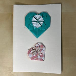 Gruß- oder Nachrichtenkarte mit Origami-Herzen