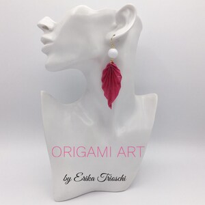 Orecchini con foglie fatte a mano con carta di riso e pallina in resina. Origami