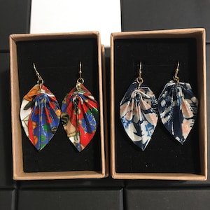 Orecchini con foglie fatte a mano con carta washi per origami.