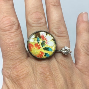 Anello con cabochon in vetro con base sotto carta origami