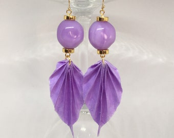 Può includere: Orecchini con perline di vetro viola con un accento dorato e un pendente a foglia di origami viola.