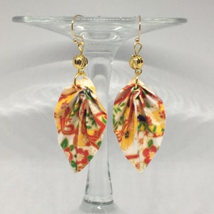 Orecchini con foglie origami fatte a mano con carta washi.