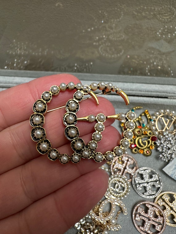 Tres Chic Golden Letter 
