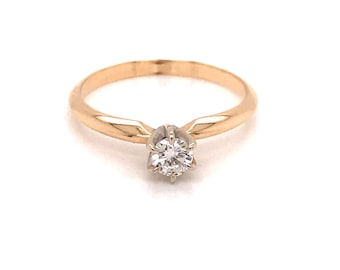 Könnte beinhalten: Ein schlichter Goldring mit einem einzelnen runden Diamanten.