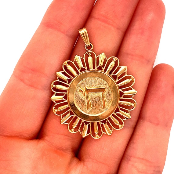 Vintage 14k yellow gold sun with Hebrew Chai life… - image 2