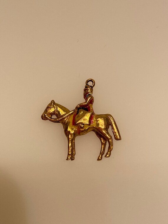 Vintage 9k yellow gold horse with british soldier… - image 2