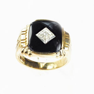 Vintage 1940&#39;s 10k Yellow Gold Gent&#39;s Onyx Ring with Diamond in Diamond Plate