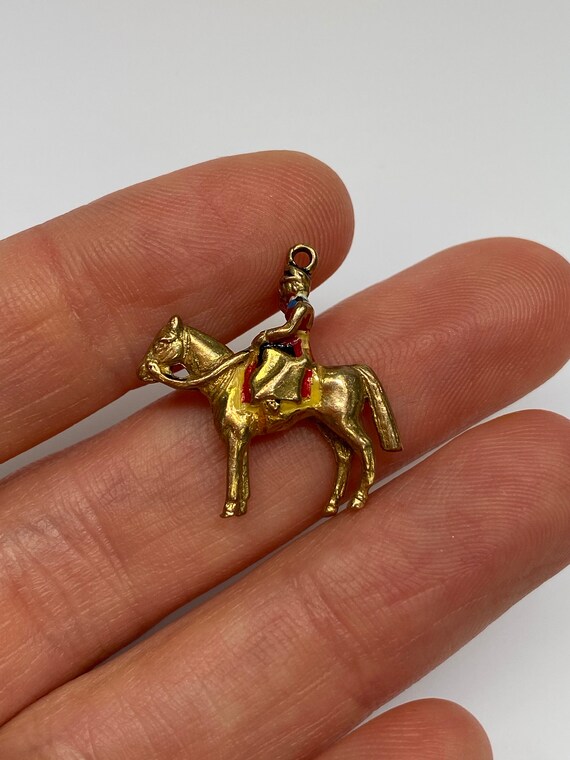 Vintage 9k yellow gold horse with british soldier… - image 4