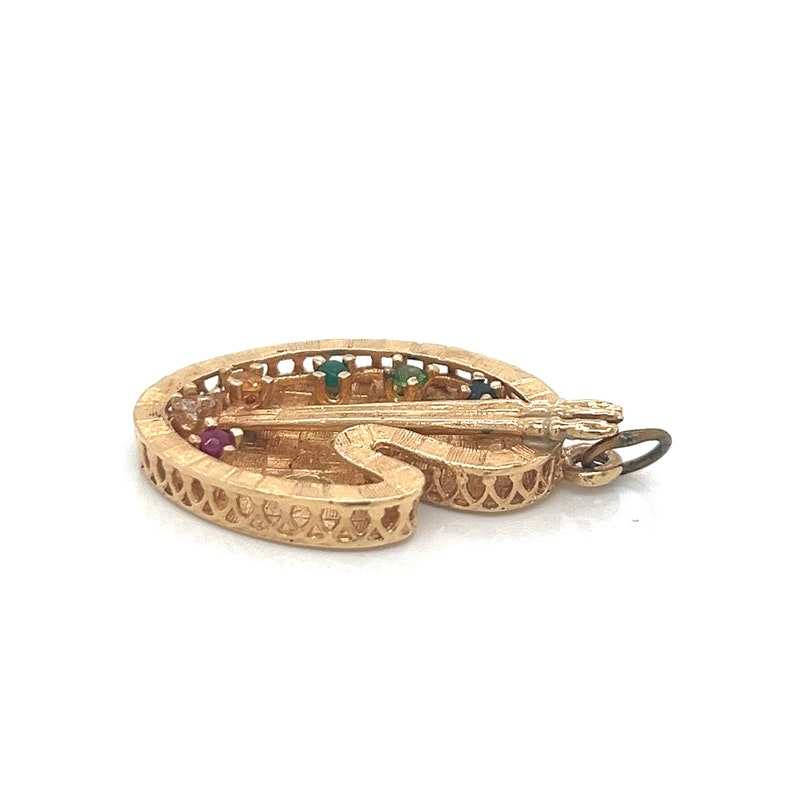 Puede incluir: Encanto de paleta de artista en tono dorado con piedras preciosas de colores. El encanto est&aacute; detallado con una superficie texturizada y un delicado dise&ntilde;o calado. Cuenta con un peque&ntilde;o bucle para sujetarlo a un collar o pulsera.