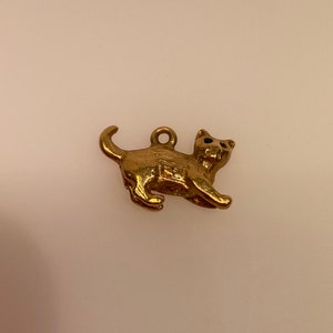 Vintage 14k yellow gold pouncing cat playful kitten pendant charm