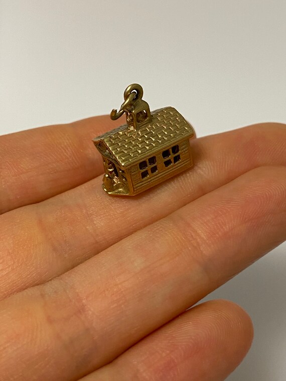 Vintage 14k yellow gold house/school house charm - image 4