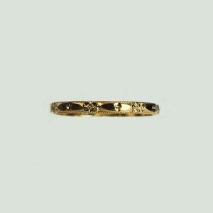 Anillo apilable vintage de la década de 1940 en oro amarillo de 14 k con flor de naranja grabada