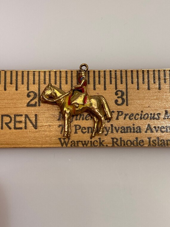 Vintage 9k yellow gold horse with british soldier… - image 3