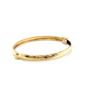 Vintage 18k Yellow Gold Polished and Engraved Leaf Bangle Bracelet
