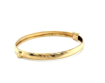 Vintage 18k Yellow Gold Polished and Engraved Leaf Bangle Bracelet
