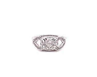 Pierścionek z lat 20. XX wieku wykonany z 18-karatowego białego złota w stylu Art Deco z diamentami o masie 0,12 ct