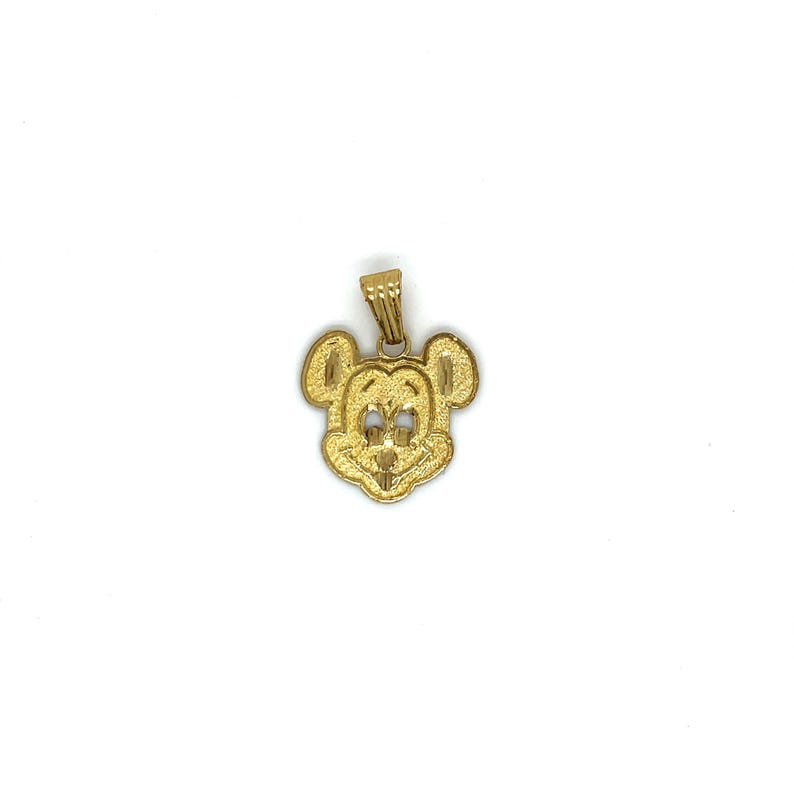 K&ouml;nnte beinhalten: Ein goldfarbener Anh&auml;nger in Form von Mickey Mouses Gesicht. Der Anh&auml;nger hat eine strukturierte Oberfl&auml;che und eine kleine Schlaufe oben f&uuml;r eine Kette. Das Design zeigt Mickeys ikonische Ohren, Gesicht und Gesichtsz&uuml;ge.