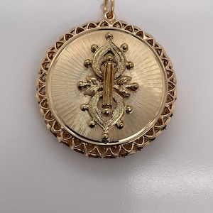 Vintage 14k yellow gold 3 dimensional symbol charm