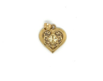 Charm vintage de oro amarillo de 14k con diseño de corazón recortado en filigrana