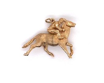 Puede incluir: Encanto dorado con un jinete montando un caballo. El encanto es detallado y tiene un diseño tridimensional.