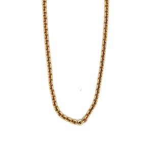 Könnte beinhalten: Eine goldfarbene Halskette mit einem klassischen, abgerundeten Kettenglied-Design. Die Halskette wird vor einem weißen Hintergrund gezeigt, der ihren warmen metallischen Ton und ihre schlichte Eleganz hervorhebt. Die Kette hat eine Standardlänge.