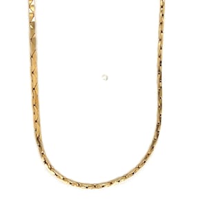 Könnte beinhalten: Eine goldfarbene Halskette mit einem filigranen, geometrischen Kettendesign. Die Kette besteht aus kleinen, rechteckigen Gliedern, die ein glattes, fließendes Aussehen erzeugen. Die Halskette wird vor einem weißen Hintergrund präsentiert.