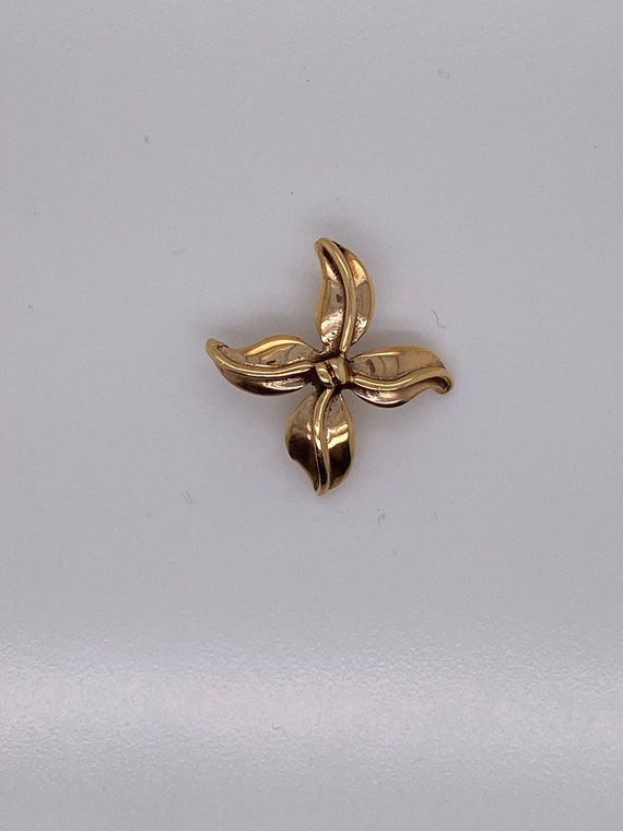 Vintage 14k yellow gold flower charm pendant