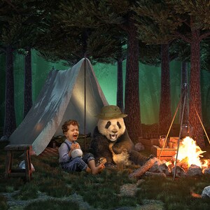 Pode incluir: Um menino pequeno está sentado perto de uma fogueira com um urso panda que usa um chapéu. Ambos estão sorrindo e curtindo o calor da fogueira. Uma barraca está montada atrás deles na floresta.