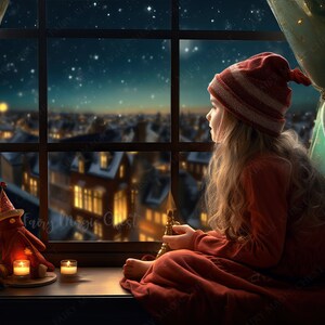 Puede incluir: Una niña pequeña con un gorro de rayas rojas y blancas se sienta junto a una ventana mirando un paisaje urbano nevado de noche. La ventana está iluminada por luces parpadeantes y la niña sostiene un pequeño juguete en su mano.