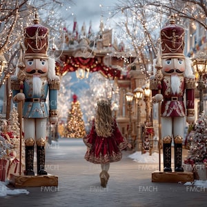 Puede incluir: Una escena festiva con dos grandes cascanueces a ambos lados de un camino. Una persona joven con un vestido rojo camina hacia un árbol de Navidad. La escena está decorada con luces, nieve y árboles de Navidad, creando un ambiente mágico de vacaciones.