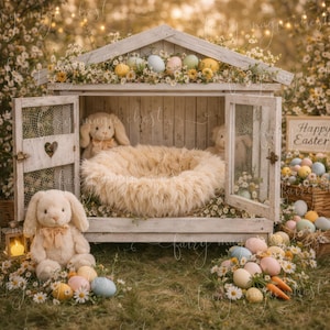 Può includere: Una scena pasquale stravagante con una capanna di legno bianca adornata con fiori e uova dai colori pastello. Peluche a forma di coniglietti sono all'interno e all'esterno della capanna. Un cartello dice "Happy Easter".