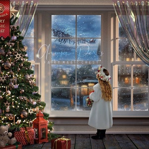 Op de afbeelding: Een meisje in een witte jas en een krans van ornamenten op haar hoofd kijkt uit een raam naar een besneeuwde scène. Op de voorgrond staat een kerstboom die versierd is met kerstballen en lichtjes. De tekst "Fairy Magic Chest" is zichtbaar in het raam.