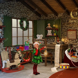Könnte beinhalten: Ein junges Elfchen in einem grünen und roten Kleid steht in einem Raum, der für Weihnachten dekoriert ist. Der Raum hat eine Steinwand, eine Holzdecke und ein Fenster mit einem Kranz. Überall im Raum stehen Spielsachen und andere Dekorationen.