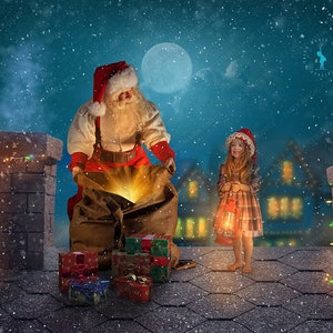 Könnte beinhalten: Der Weihnachtsmann in einem roten Anzug mit weißem Bart steht auf einem Dach mit einem Sack voller Geschenke. Er schaut in den Sack, der offen ist und leuchtet. Ein junges Mädchen in einer rot-weißen Weihnachtsmütze steht in der Nähe und hält eine Laterne. Die Szene spielt vor einem verschneiten Nachthimmel mit Vollmond.